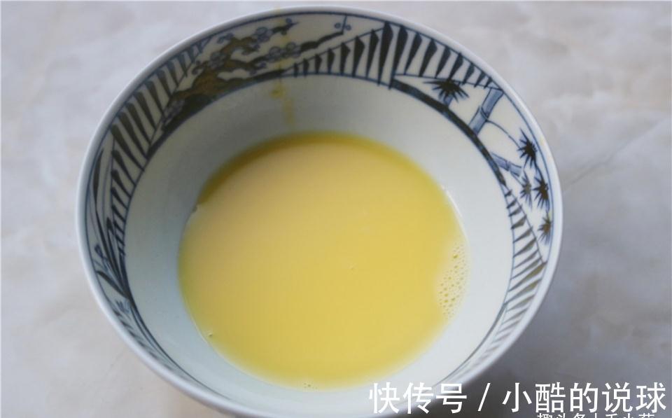 咬掉|烤了一盘黑暗月饼，儿子一口咬掉半个，表情瞬间亮了