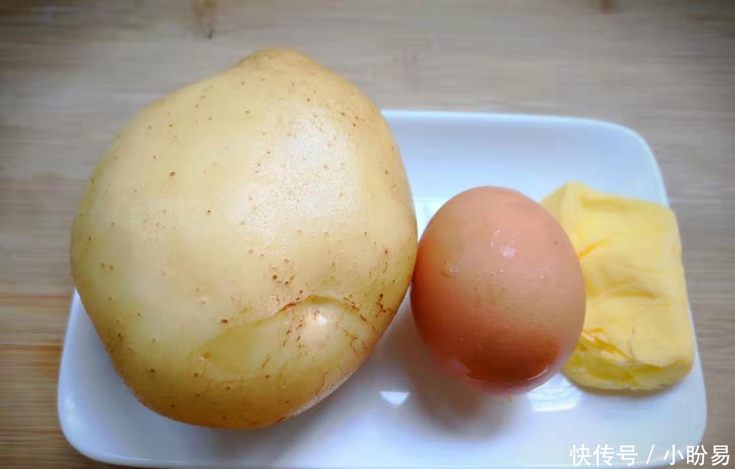 油炸|一个土豆,一个鸡蛋,做出的小吃,不油炸,外酥里嫩,孩子最爱!