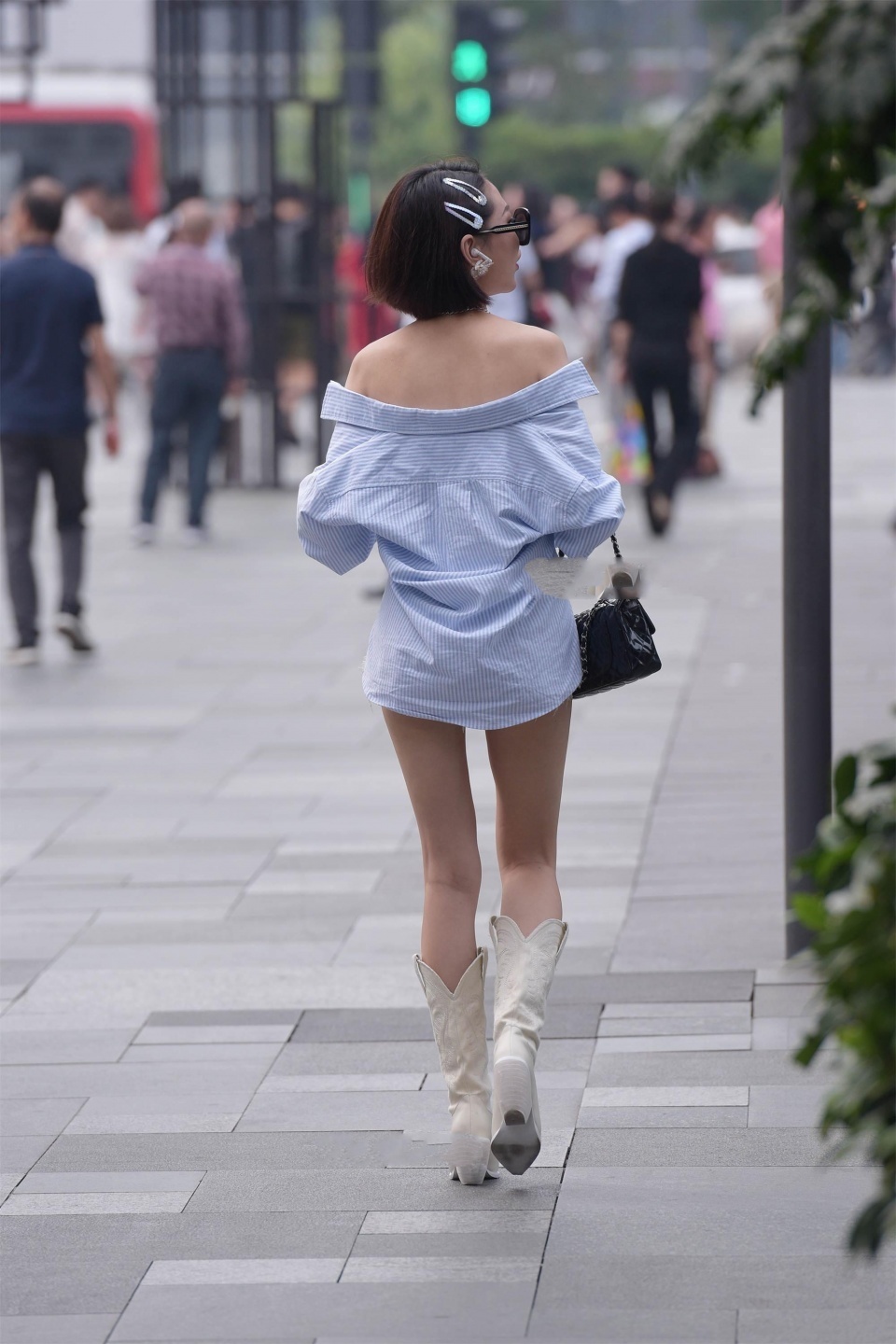 美女街拍:具有设计感的衬衣上衣, 搭配白色牛仔裤, 新颖独特