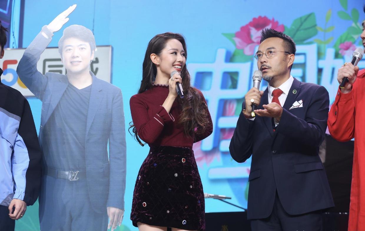 吉娜的“空竹腰”不见了，穿红色荷叶边长裙高级优雅，仍有贵妇范