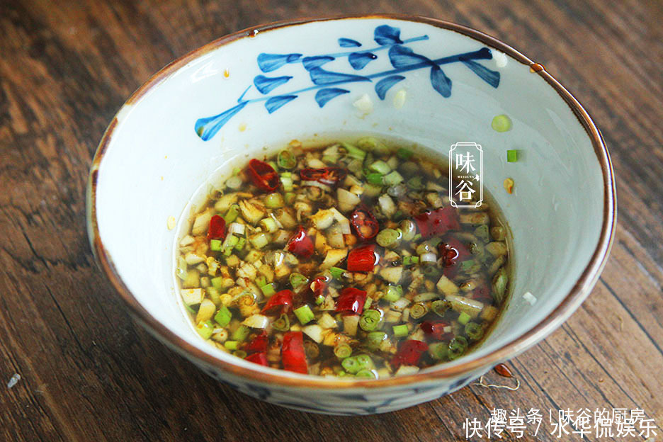 茄子|夏季吃凉拌茄子,茄子直接蒸大错特错,多加一步,茄子不黑还美味