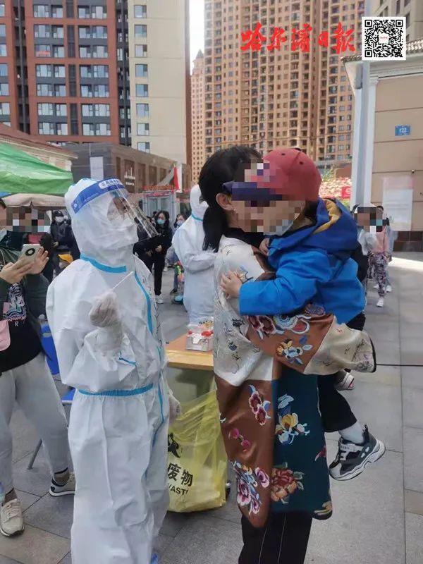 医护人员|采集核酸小朋友不张嘴?护士小姐姐“放大招”