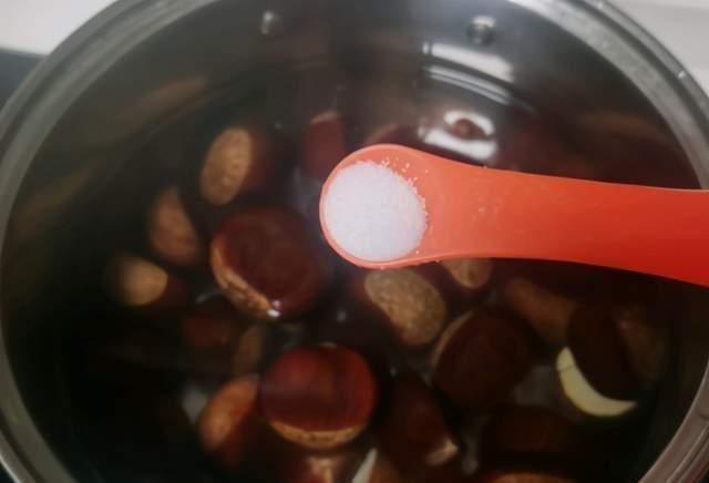 板栗好吃不易剥皮?学会1招窍门,不留绒毛不伤手,快速剥皮