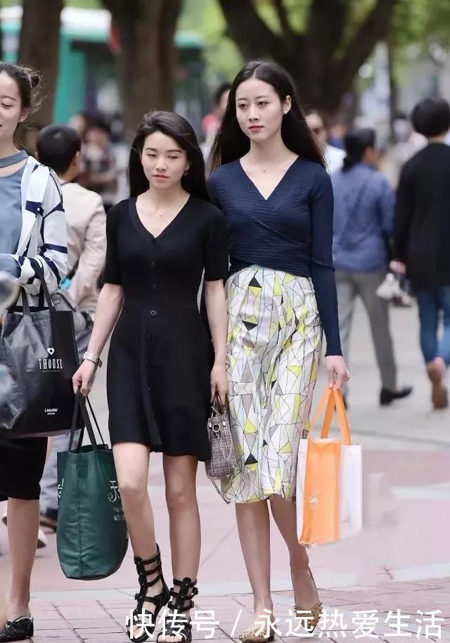 V领针织半身裙,气质动人,清新自然