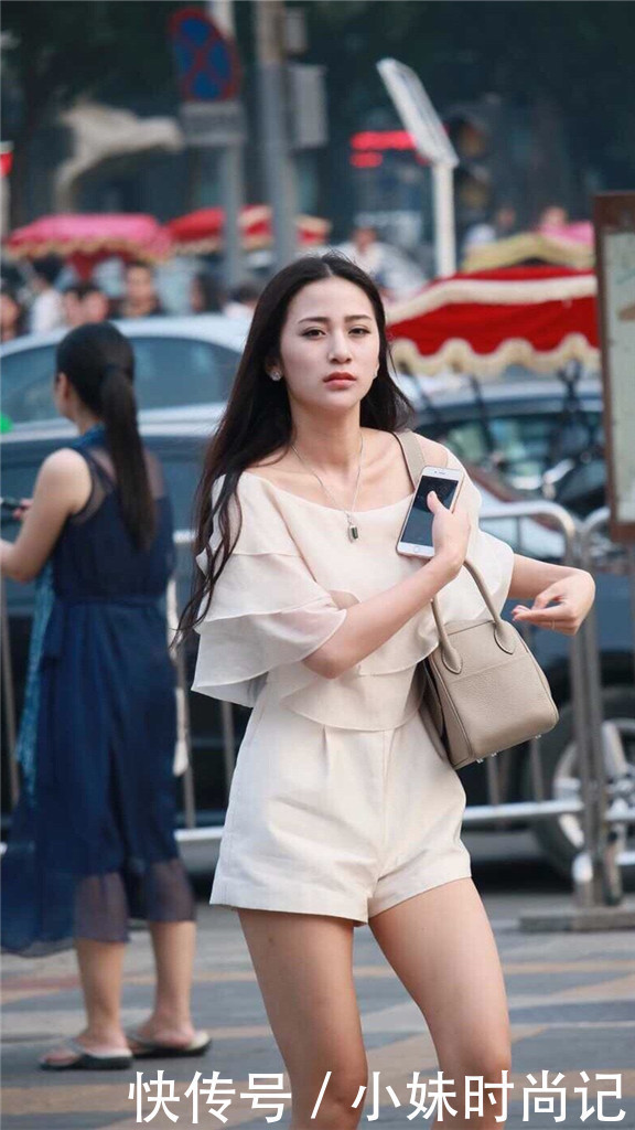 街拍美丽不需要过度修饰,这么穿搭,尽显优雅好气质