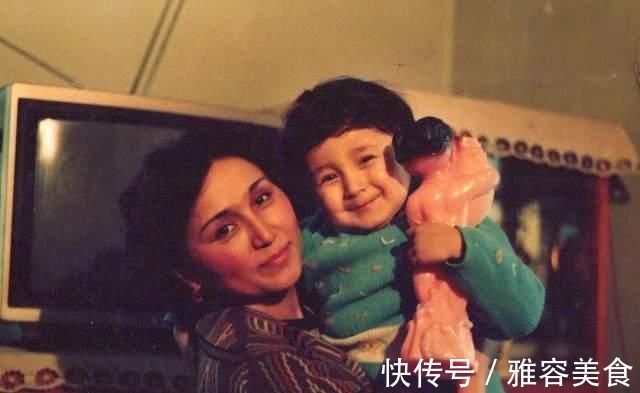 李亞鵬亮相央視綜藝,穿藍(lán)袍與撒貝寧組CP,合唱王菲的歌不尷尬