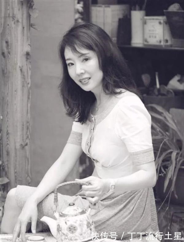 首长&严歌苓的母亲18岁拒绝首长追求,嫁给剧团小伙萧马,晚年却落魄