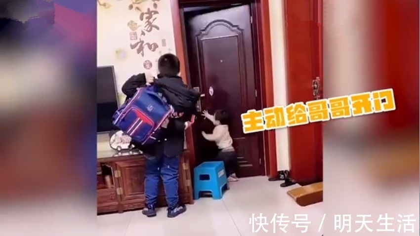 凹凸曼|为不让哥哥上学迟到,妹妹“操碎心”获高赞,网友:体贴又细心!