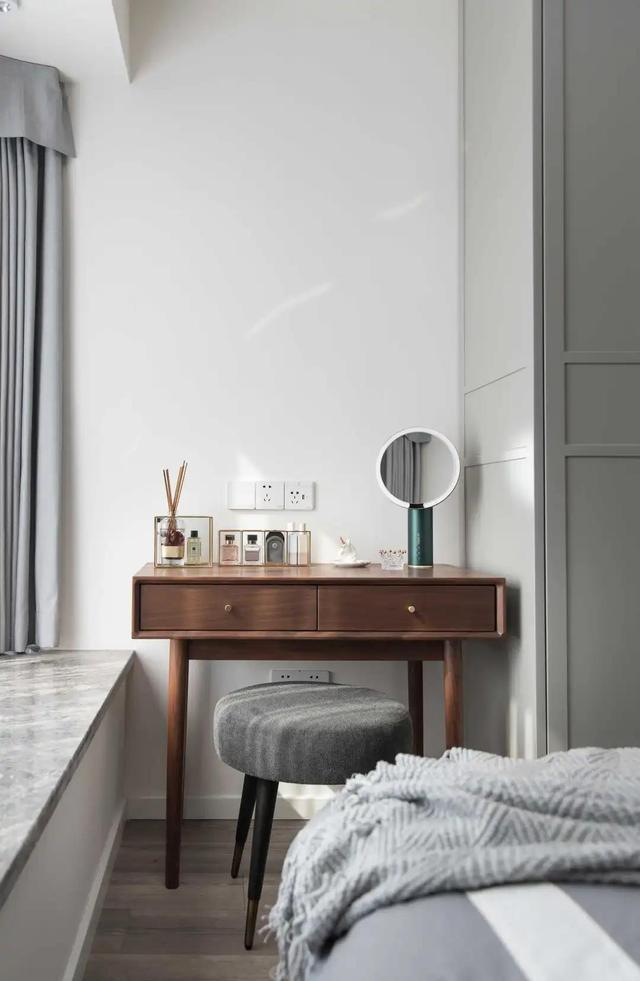 黄铜色|她家130平的新房，满足了我对家的一切期待，全屋干净利落超有品