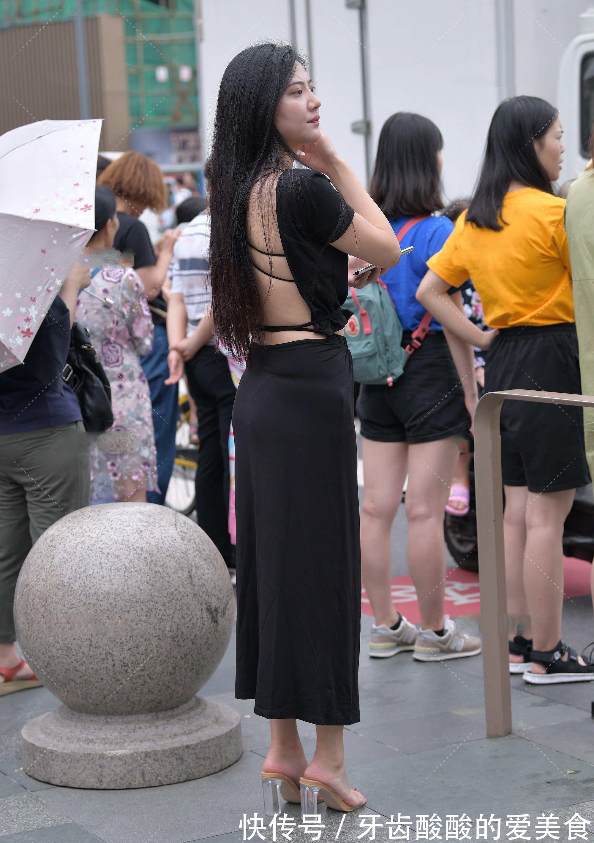 包包|黑色长款连衣裙,搭配披肩长发,手提精致小包包,尽显淑女风范