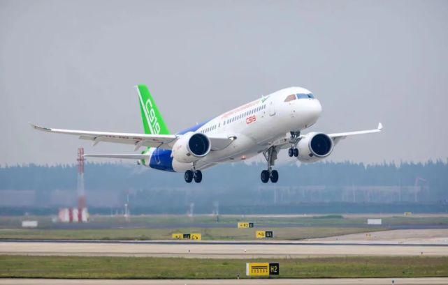 C919在浦东国际机场成功首飞