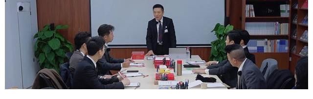 張智霖去菜市場買了陳小春的一只雞，這時雞生了一個蛋，蛋算誰的