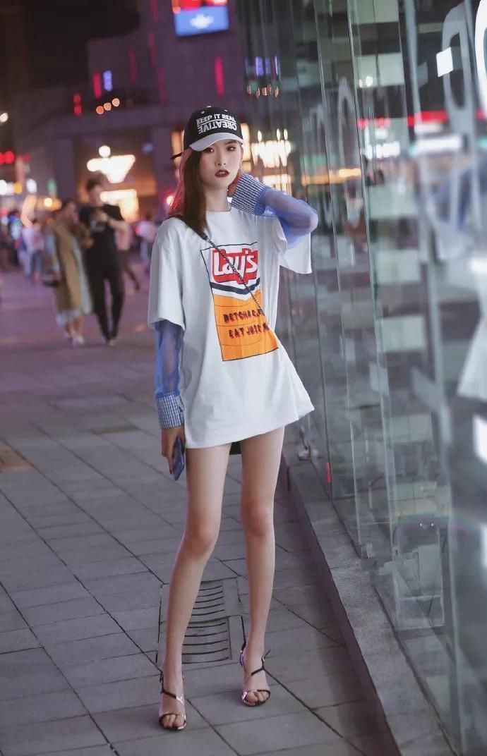 穿搭 美女脚上穿搭上一双尖头的高跟鞋,让她在走路的时候更加的有气势