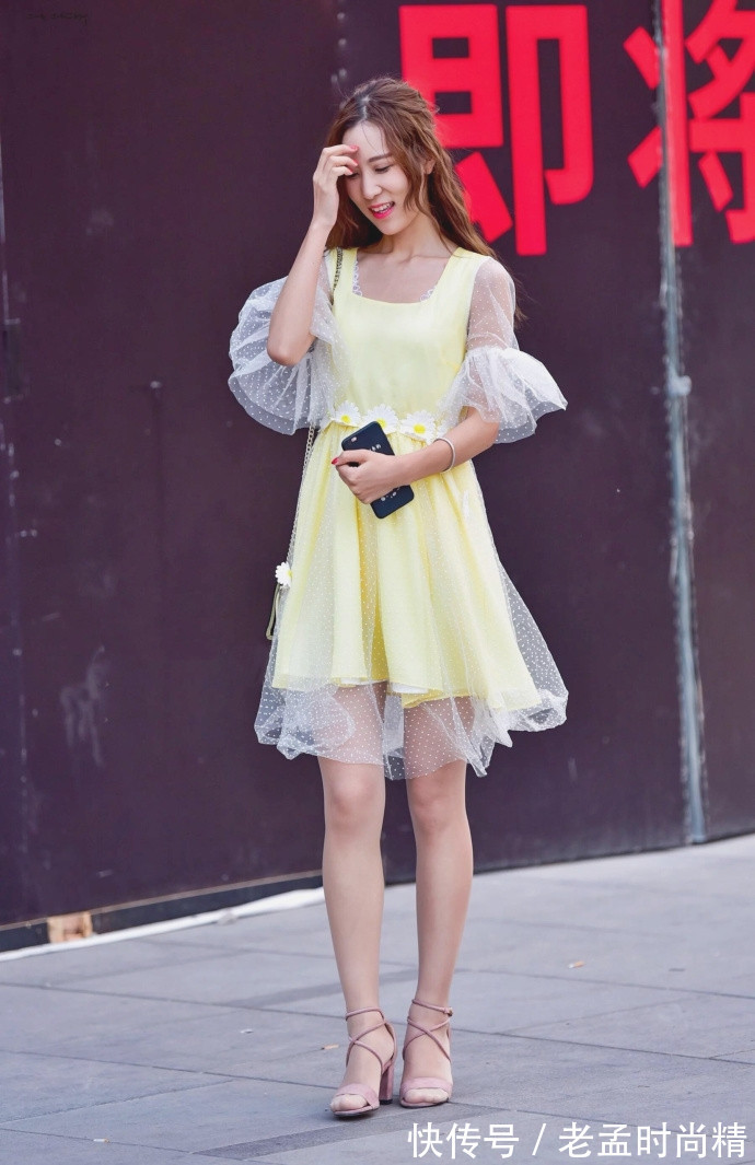 路人 街拍路人,大气亮眼的街头穿搭参考,让你成为时尚的小姐姐