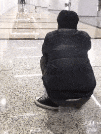 |搞笑gif:老夫掐指一算,姑娘你这裤子夏天风嗖嗖的!