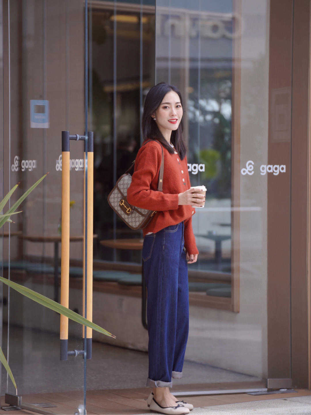 穿搭|今年流行红色毛衣,搭配半裙,裤子都气质,简约还高级