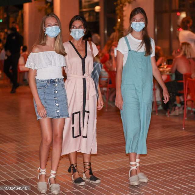 诺拉|西班牙全家集体换装!长公主首次穿一字肩,食指戴戒指渴望恋爱