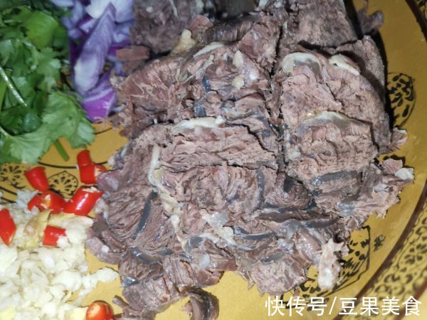 凉拌牛腱子的家常做法，简单快捷又好吃