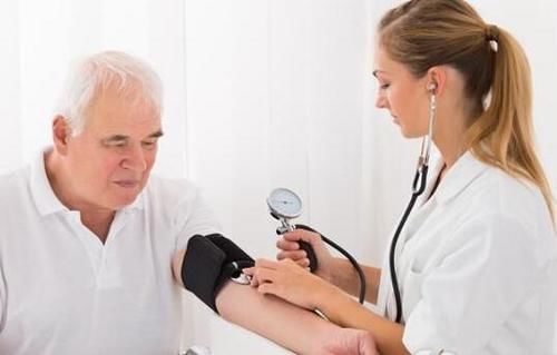 臂带|测量血压时，右手准还是左手？提醒：测血压时，尽量做好这几点