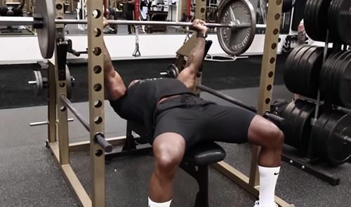 平板|平板卧推可以有效的锻炼胸肌,了解这些注意事项,有效的健身