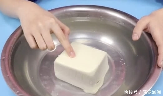 保存豆腐不要放冰箱,从老厨师那偷学一诀窍,放十天依旧新鲜滑嫩