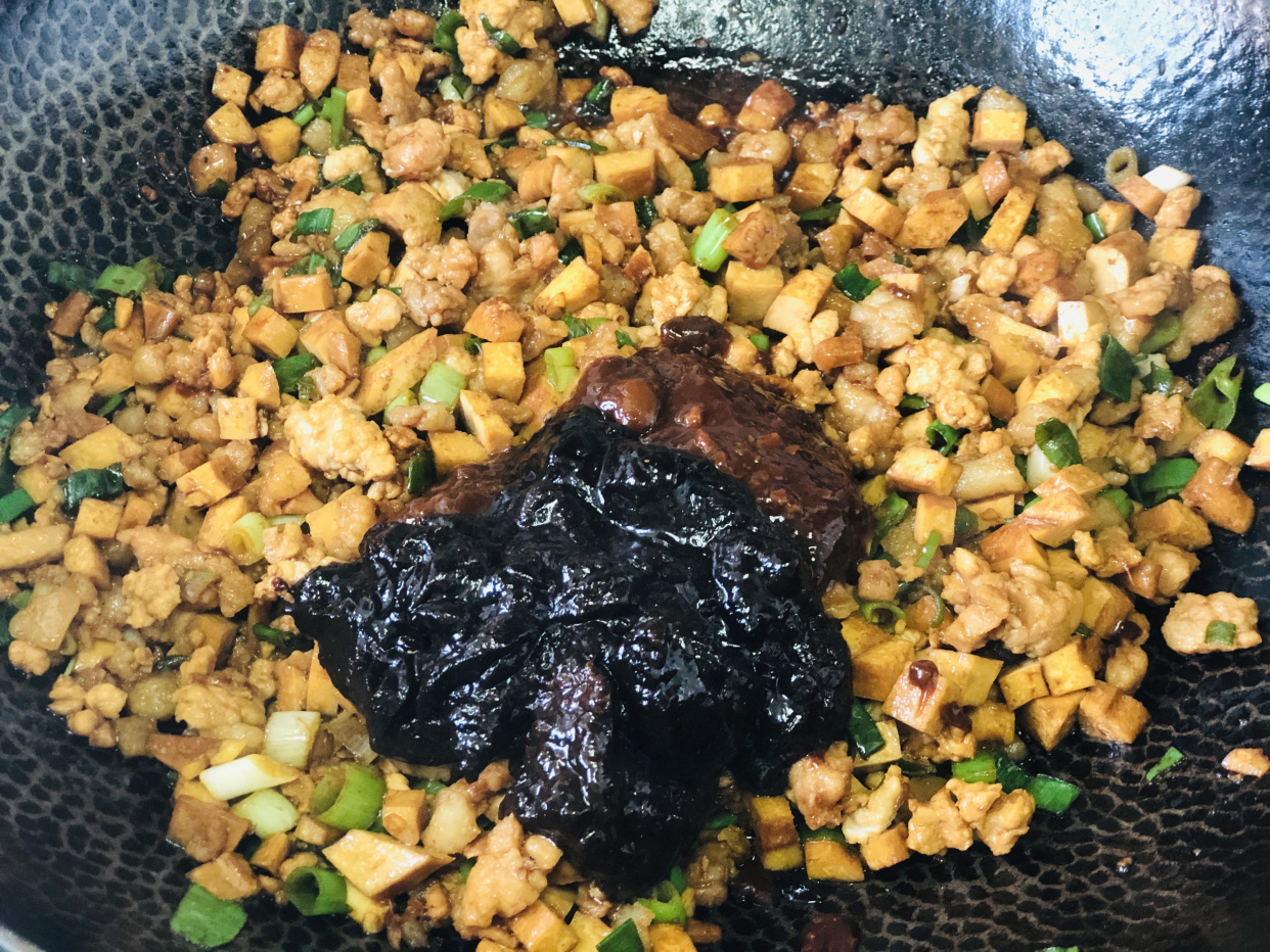 做炸酱面，豆瓣酱和甜面酱选哪个很多人做错，难怪炸酱吃着不香