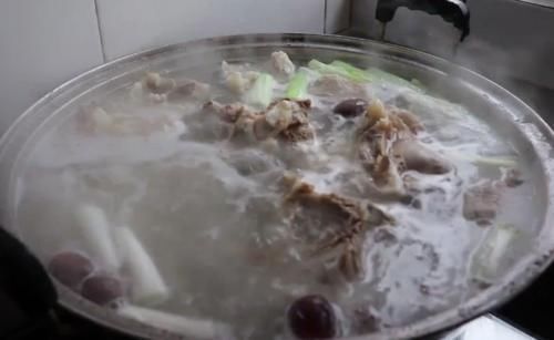 炖羊汤时,多加“红白黄”3色,羊汤清澈香浓,鲜甜可口,没膻味