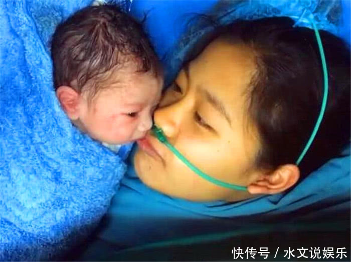 妈妈还在手术中,护士把新生儿放到妈妈怀抱,宝宝竟亲吻妈妈