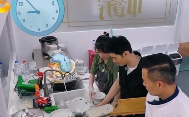 赵丽颖怼林|不刷碗被骂懒,怼林大厨被骂不懂行,赵丽颖的问题,其实只有一个