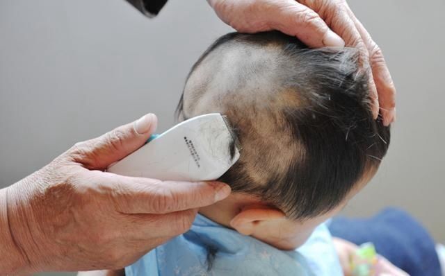 新生儿头发稀少只因遗传?做好这5点宝宝头发浓又密,赶紧学起来