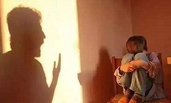 格局|孩子乱发表情包到家长群,两位宝妈不同的道歉方式,影响孩子格局