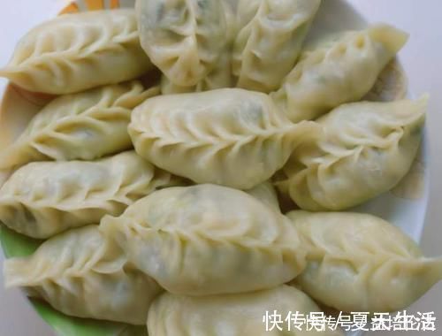 为啥饭店做的蒸饺不干硬？学会3个窍门，蒸饺香又软，凉了也不硬