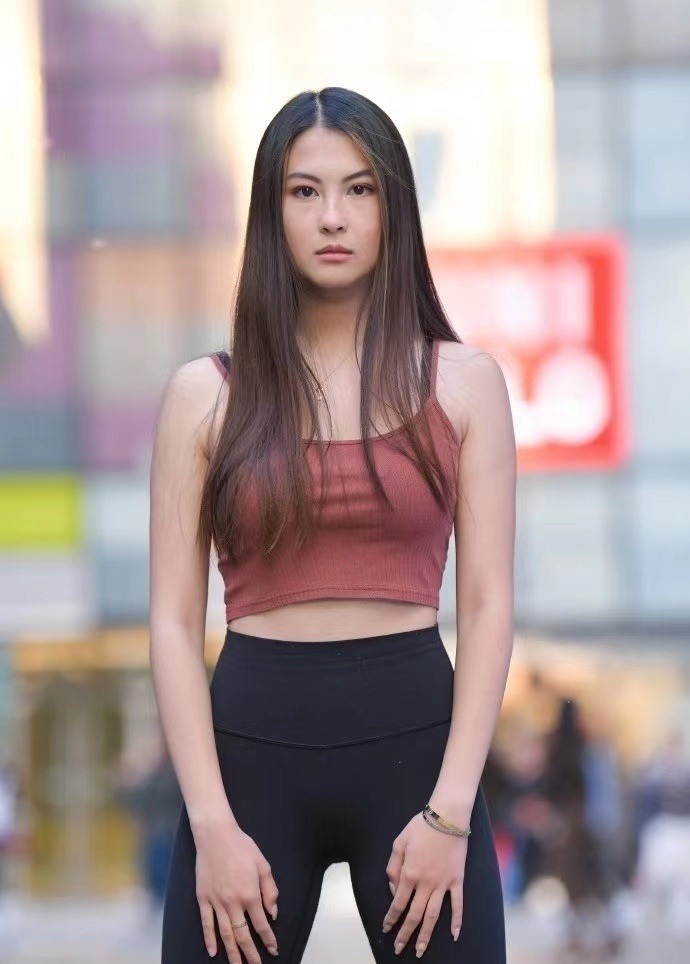 看上去很美 打底裤塑造可爱甜美的形象,更具修身效果,尽显潇洒时尚魅力