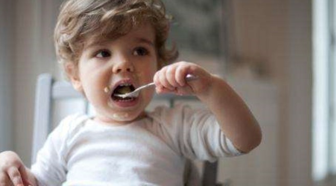 教训|医生劝诫：此物不给孩子吃，发育慢出牙晚，别当坏毛病，都是教训