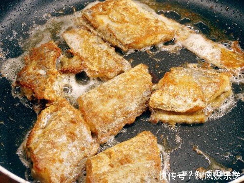 煎鱼|煎鱼时,有人抹姜汁,有人拍面粉,都不对!厨师长教你正确做法