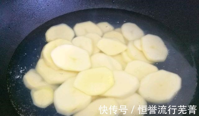 孩子|土豆这样做，孩子吃不够，不到2块钱就能做一大盘，太划算了！