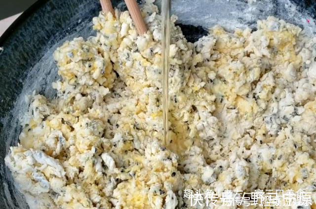 松软|宅在家里做美食,芝麻里打4个鸡蛋,不蒸不烙,松软美味比面包香