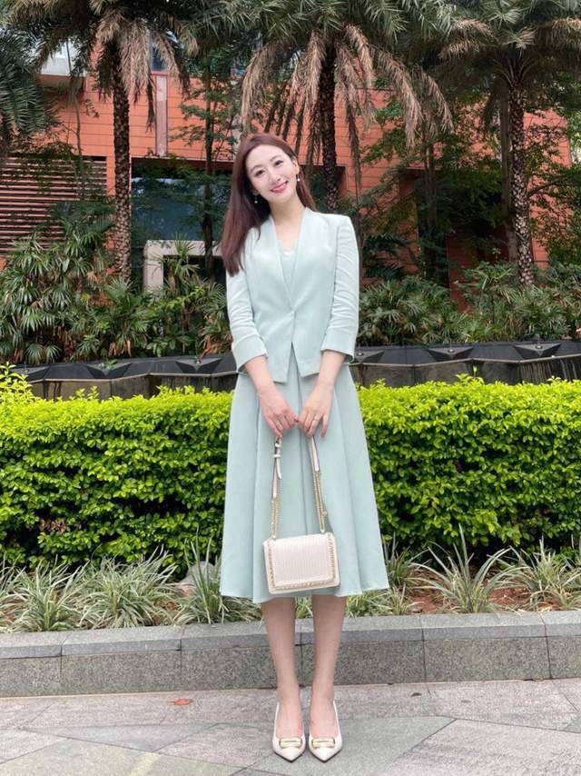 时尚博主|初秋，梨形身材和成熟脸怎么穿？浅蓝色西服搭配连衣裙，温柔优雅