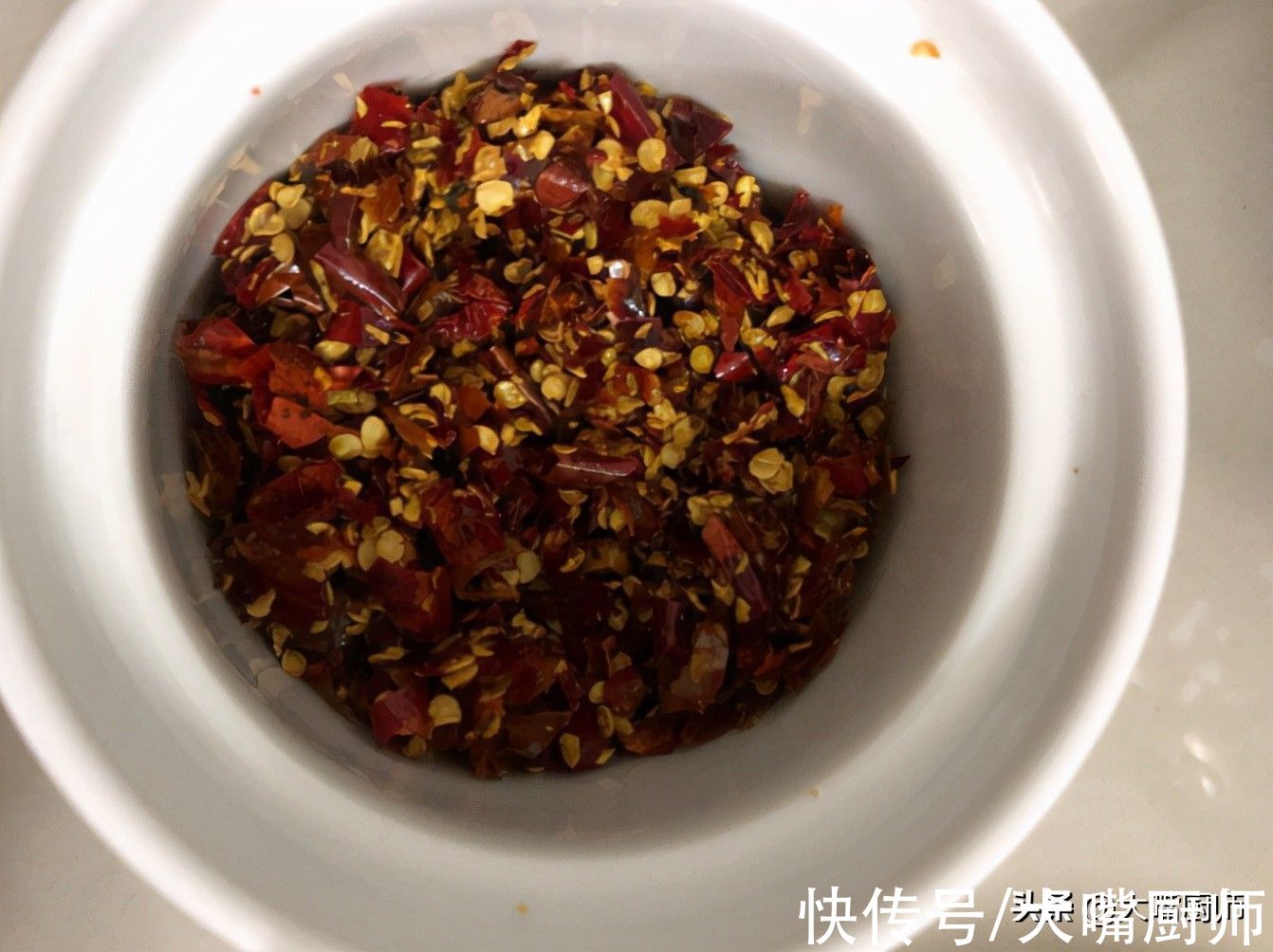 炸辣椒油，最忌直接泼油，教你2个技巧，香辣不发苦，拌啥都好吃