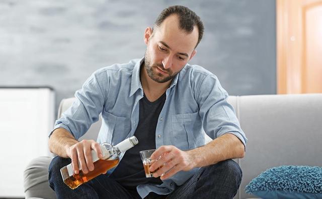 5個行為是男性衰老的“加速器”,煙酒還能戒,排第一的不好辦