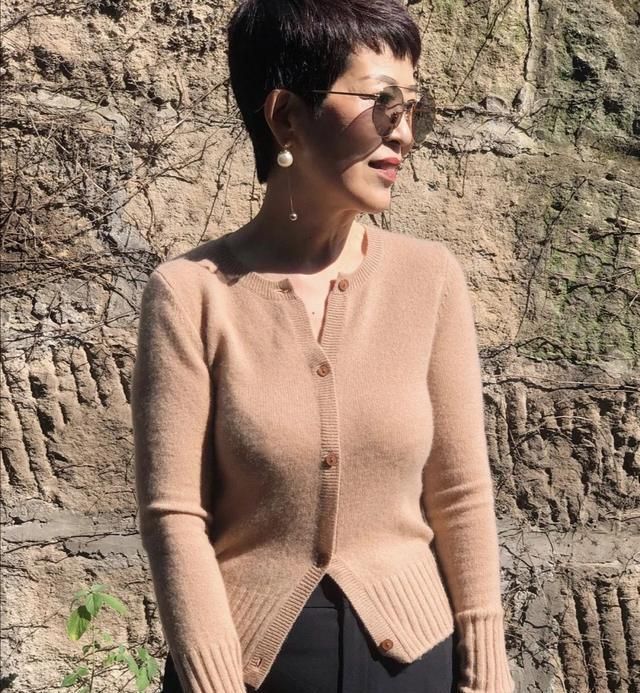 针织开衫 六十岁更要摆脱大妈感,学学她的减龄搭配术,穿出优雅的时髦范