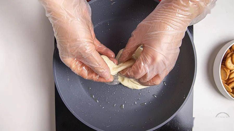 平底锅就能做，香甜酥脆有嚼劲咬一口会拉丝！2分钟学会！可可爱爱！