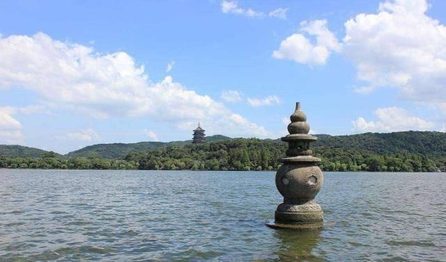 西湖#杨万里最经典的一首诗,短短二十八个字,让人有一种身临其境之感