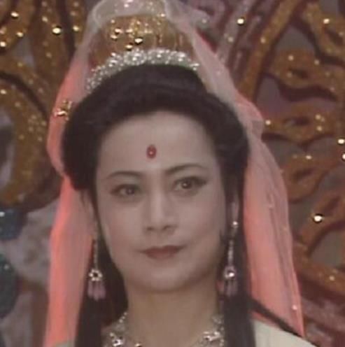 跪拜&6个版本“观音菩萨”,前五位都只是在模仿,唯独她被路人跪拜!