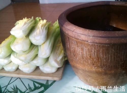 外婆用了50年的腌酸菜诀窍,牢记这4点,清脆爽口,放一年都不坏