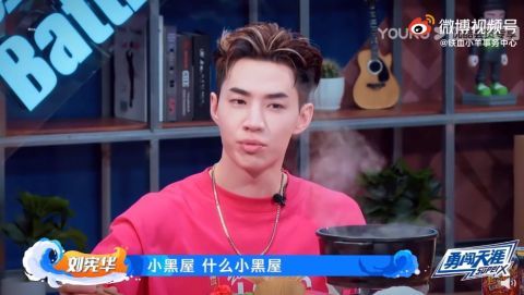 张艺兴|《街舞4》张艺兴为了瞒着新队长“节目套路”,开启战术性喝水