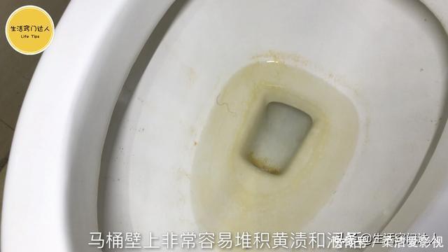 马桶里撒一把,无论多脏多厚的污渍,一冲就干净,方法简单又实用