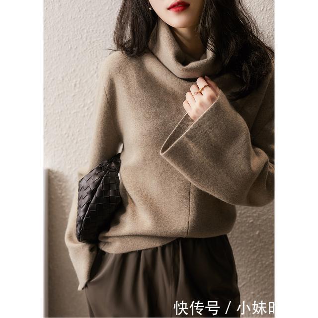 设计|穿的气质颜值就是高,初冬一件高领毛衣配裤装,美的同事都羡慕