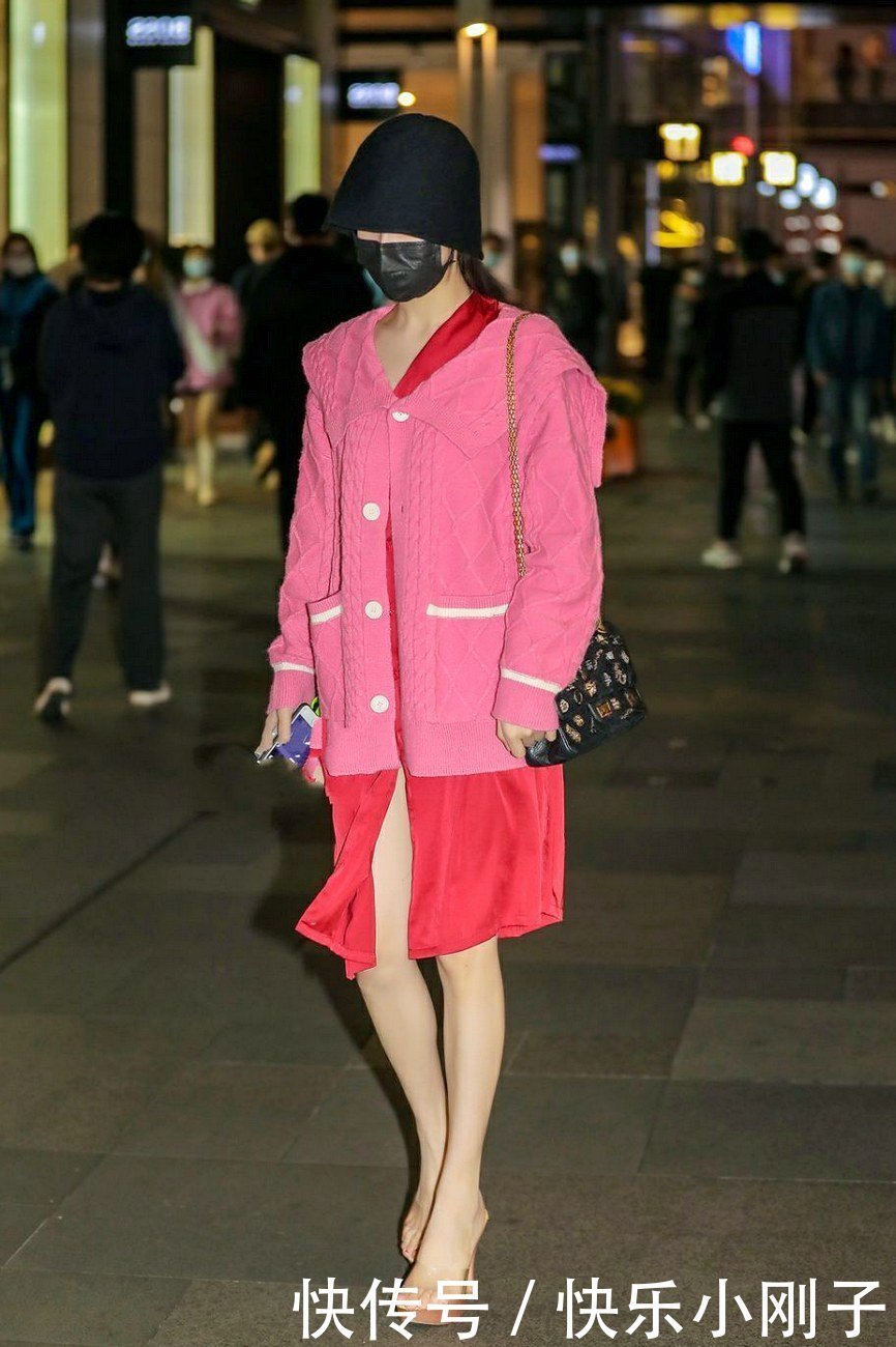 套装这种一年四季都时尚的单品，在秋冬季节绽放魅力，时髦又保暖