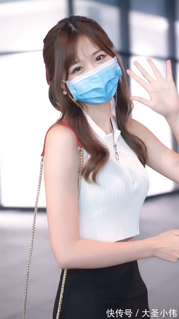 可爱|美女街拍:可爱的小姐姐,白色高腰上衣搭配包臀裙,尽显甜美好气质